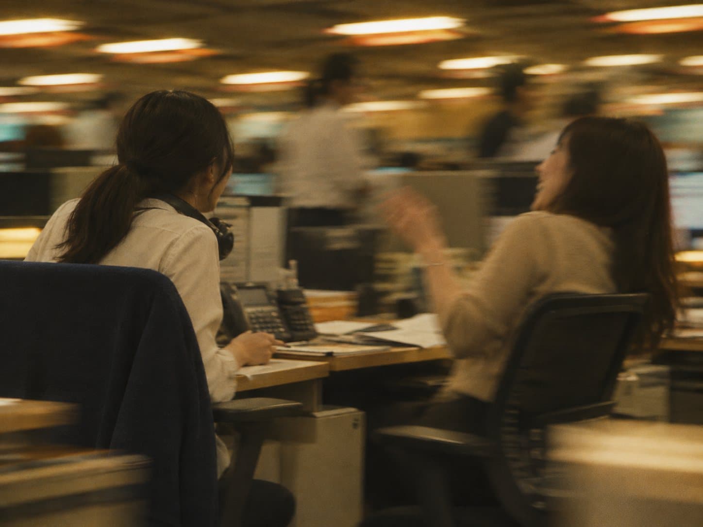 席で笑いながら話す2人のオペレーター